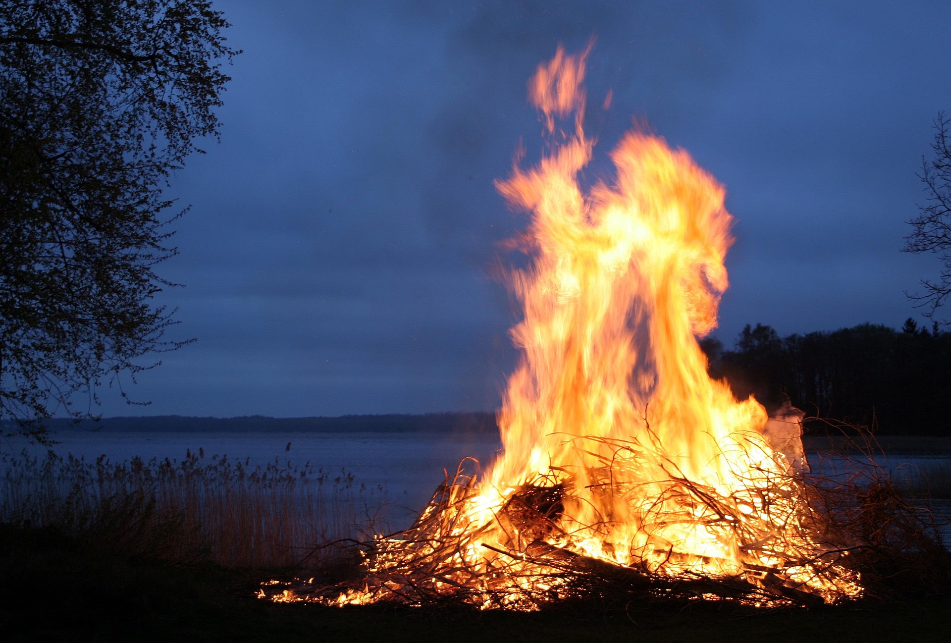 Un feu dans la nuit